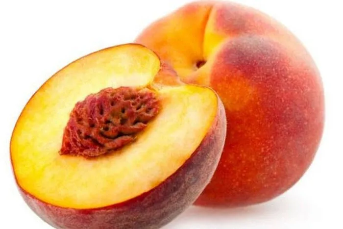 Bé ăn dặm trái cây với quả đào thơm ngon