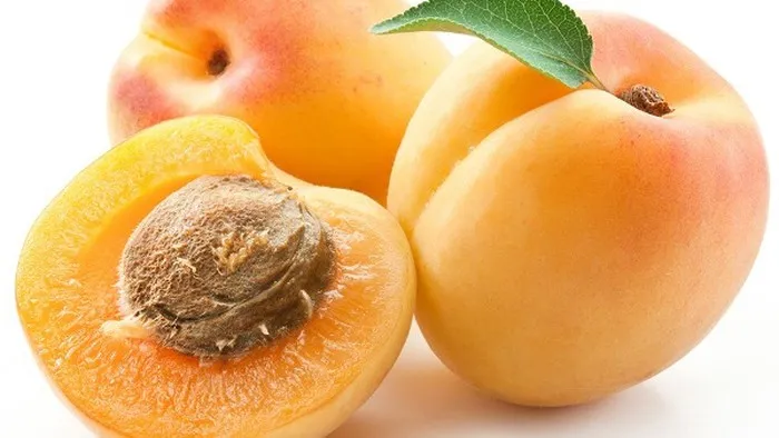 Bé ăn dặm trái cây với mơ và mận hỗ trợ nhuận tràng