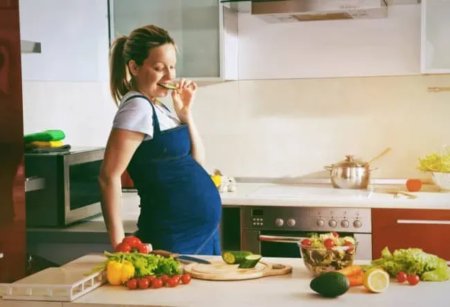 Mẹ bầu nên ăn đa dạng các loại trái cây sạch để bổ sung dưỡng chất