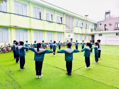 Học sinh tham gia các bài kiểm tra vận động tại trường