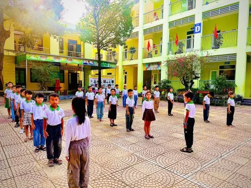 Giáo viên hướng dẫn và ghi chép kết quả kiểm tra thể lực