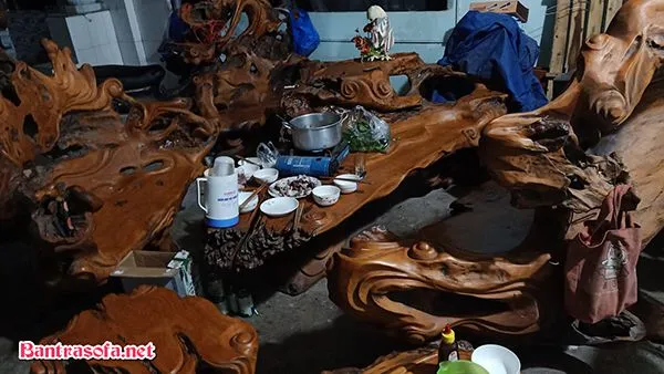 Lắp đặt chân kim loại cho bàn ghế gốc cây