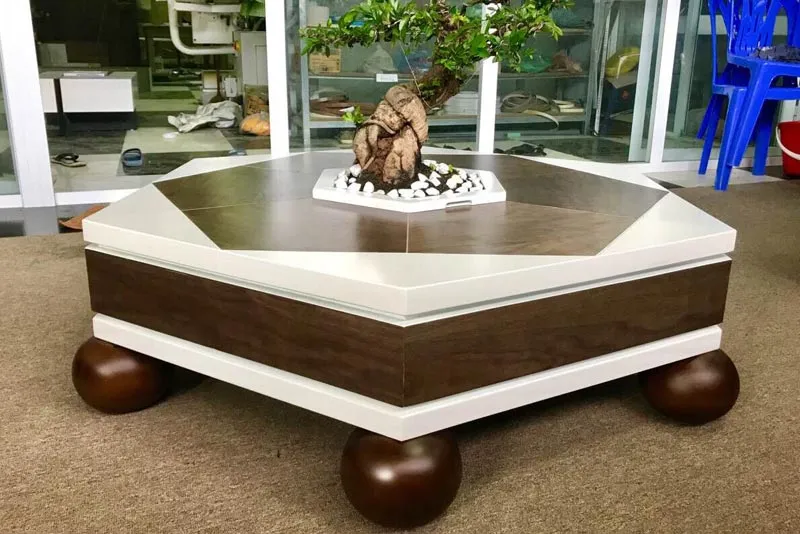 Bàn trà gỗ kết hợp cây cảnh bonsai tạo nên tác phẩm nghệ thuật sống động
