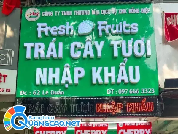 Bảng hiệu bán trái cây Fresh Fruits bằng tôn dán decal, chữ nổi mica