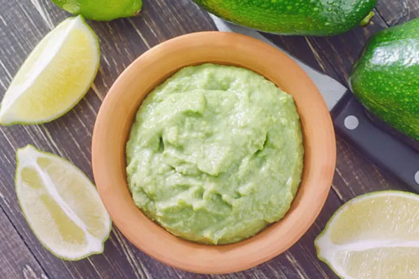 Bơ nghiền nhuyễn cho bé 9 tháng tuổi