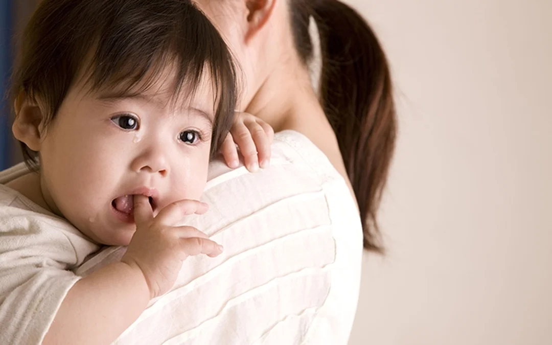 bé bị côn trùng đốt sưng cứng ở tay bé bị côn trùng đốt sưng cứng với vùng da sưng tấy ở tay