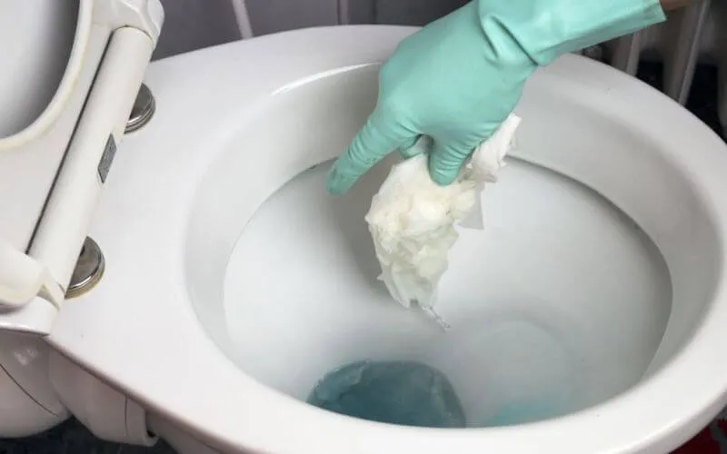 Bồn cầu bị tắc do sử dụng giấy vệ sinh quá nhiều
