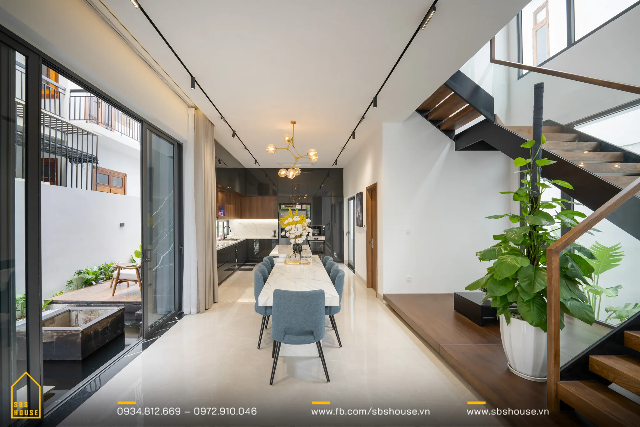 Cây Trầu Bà leo rủ tạo không gian xanh mát và mềm mại cho căn phòng