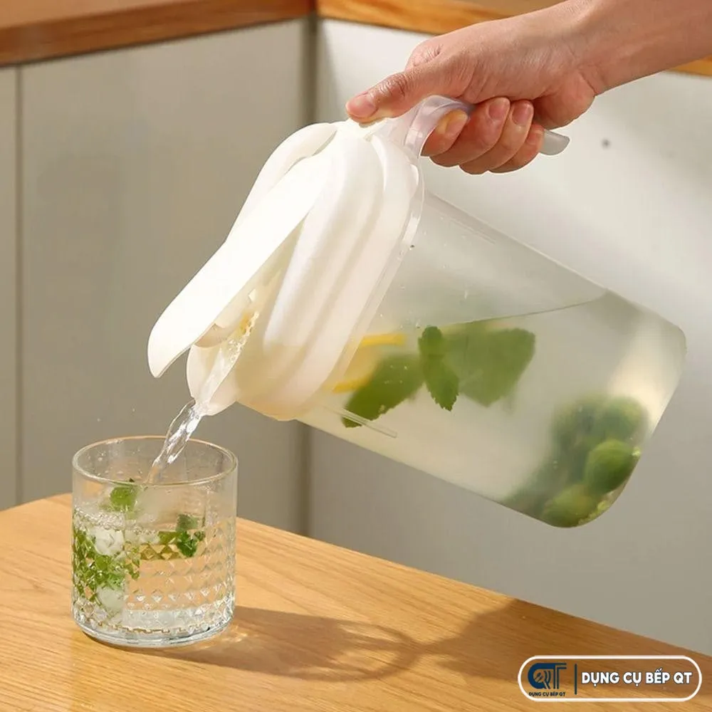 Bình nhựa đựng nước trái cây