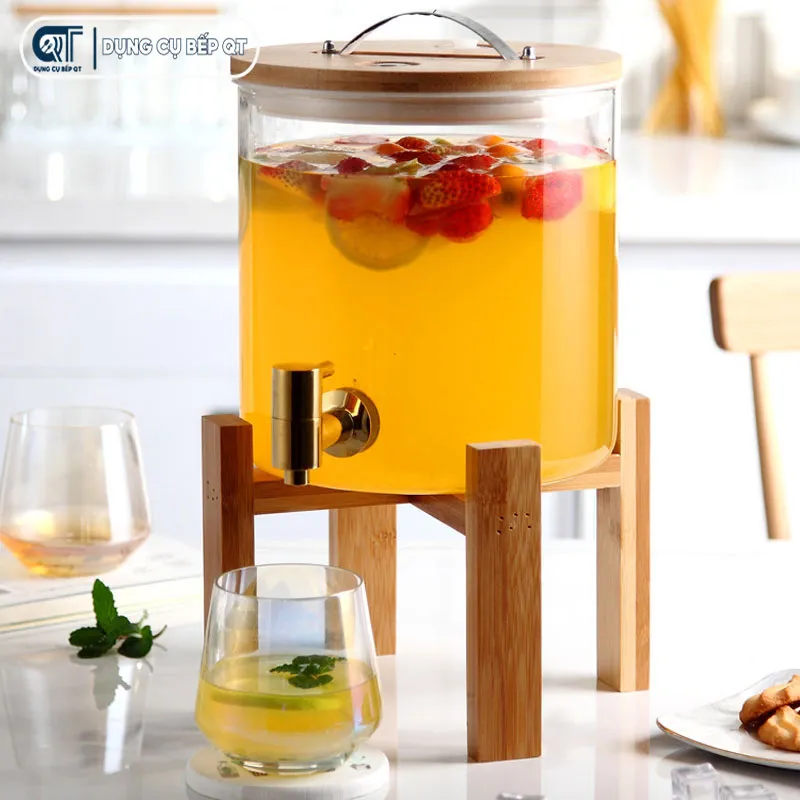 Chất liệu thủy tinh giúp bạn dễ dàng quan sát màu sắc của nước trái cây bên trong bình