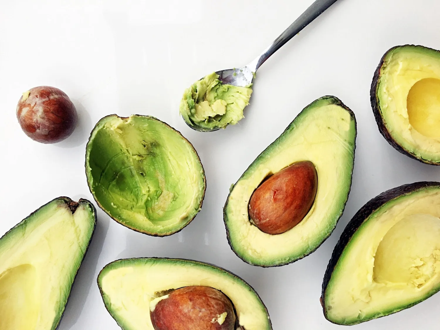 Quả bơ chứa chất béo lành mạnh và vitamin tốt cho da