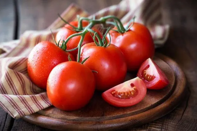 Cà chua giàu lycopene và vitamin C, hỗ trợ đốt cháy mỡ thừa và làm đẹp da