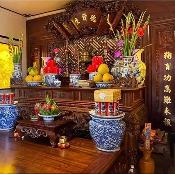 Sắp xếp song bình hai bên tạo sự cân đối cho không gian thờ tự