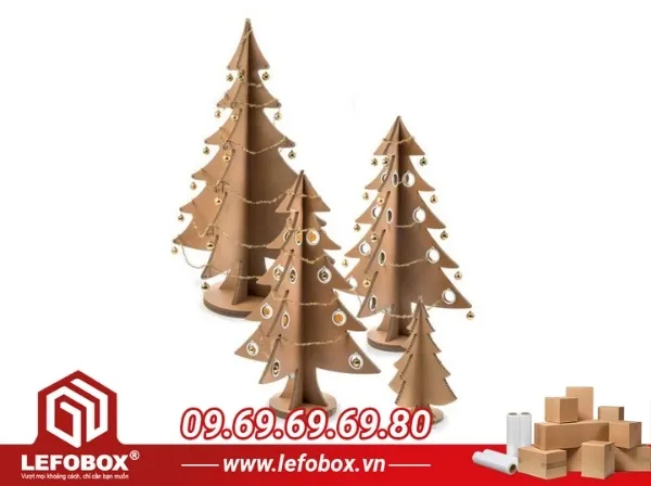 Trang trí tỉ mỉ giúp cây thông carton trở nên lung linh và đẹp mắt