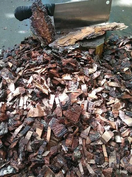 Vỏ thông được xử lý kỹ lưỡng giúp ngăn ngừa nấm bệnh và giữ ẩm hiệu quả