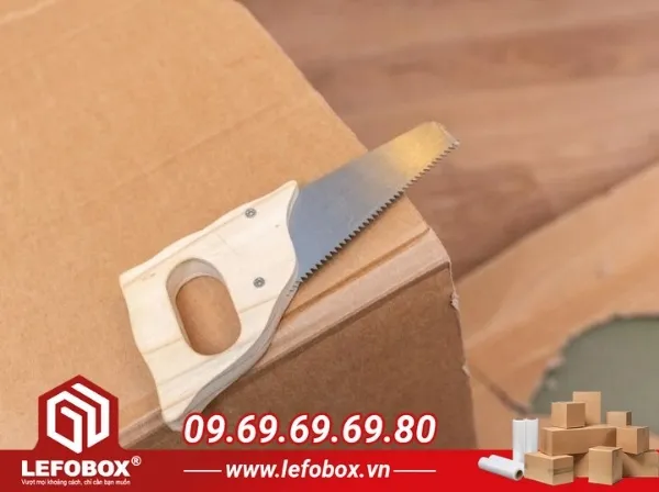 Sử dụng dao kéo và thiết bị điện cần hết sức thận trọng khi làm đồ handmade