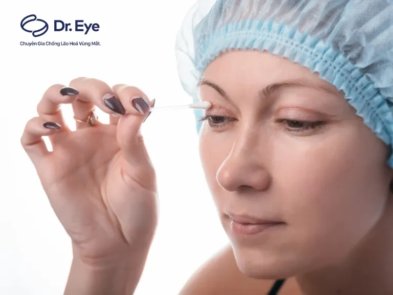 Thực hiện vệ sinh nếp mí đúng cách giúp vết thương nhanh khô và sớm đạt được vẻ đẹp tự nhiên