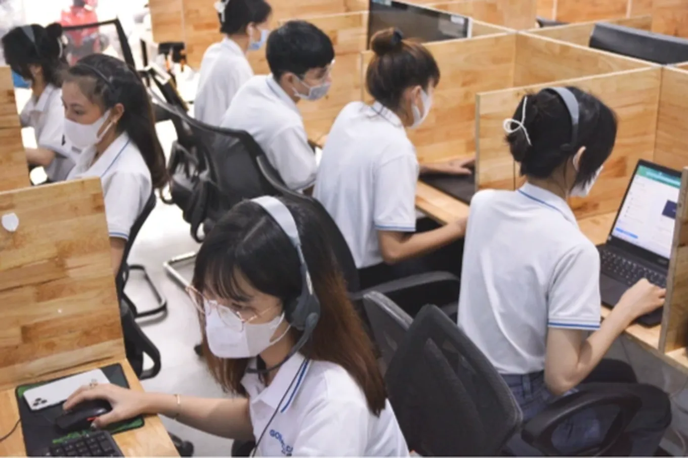 Nhiều nhân viên call center phải đối mặt với nguy cơ mất việc do cắt giảm nhân sự
