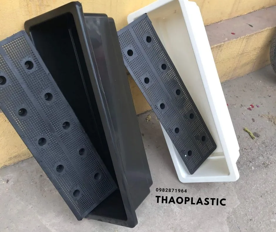 Chậu nhựa trắng 68cm nhìn từ góc nghiêng, thể hiện độ sâu và thiết kế đáy phẳng