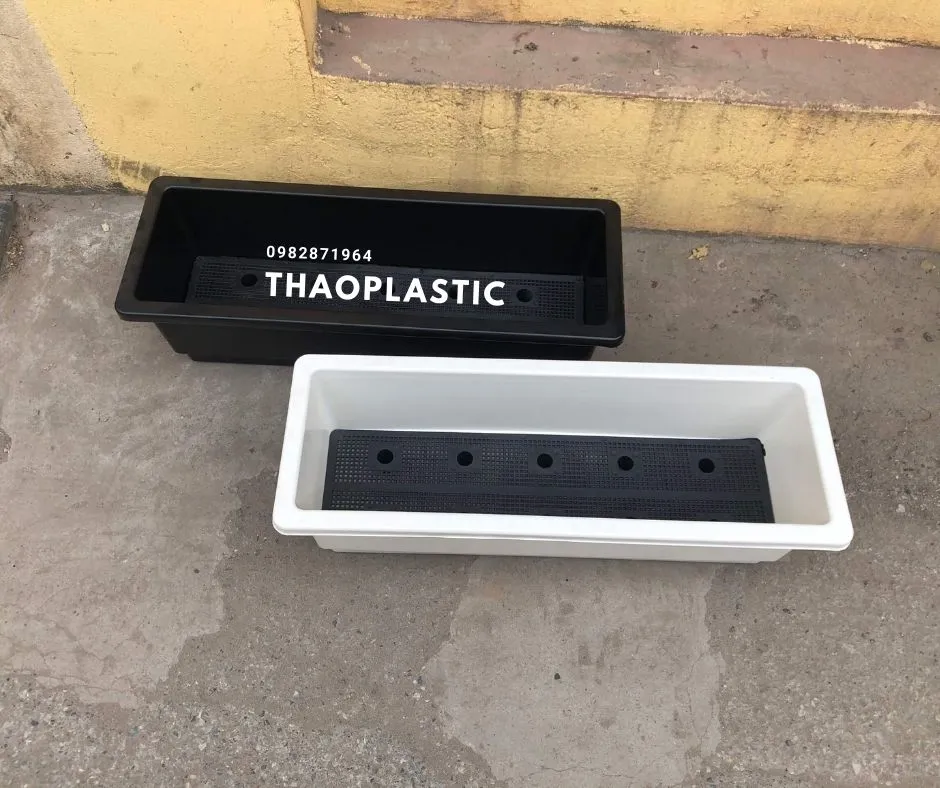 Chậu nhựa 68cm màu trắng đặt trên giá kệ kim loại, thiết kế đáy kín phù hợp trồng thủy canh hoặc thổ canh