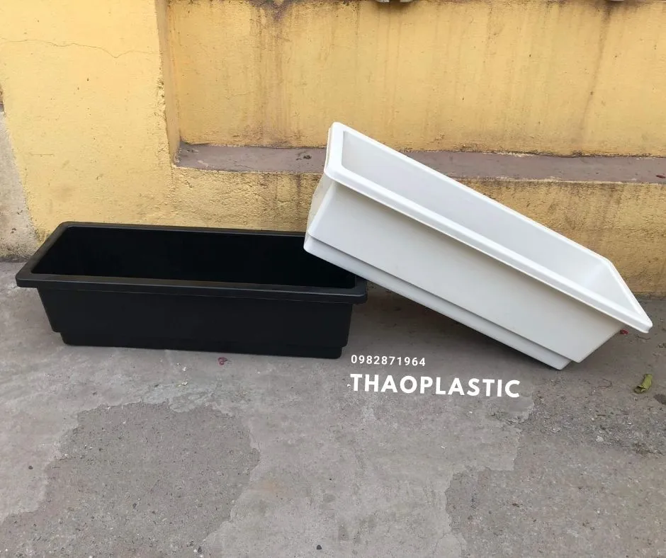 Chậu nhựa 68cm màu trắng đựng đầy đất, sẵn sàng trồng rau