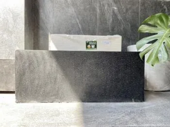 Chậu cây hình chữ nhật màu đen hiện đại, bề mặt đá mài tinh tế cho không gian tối giản