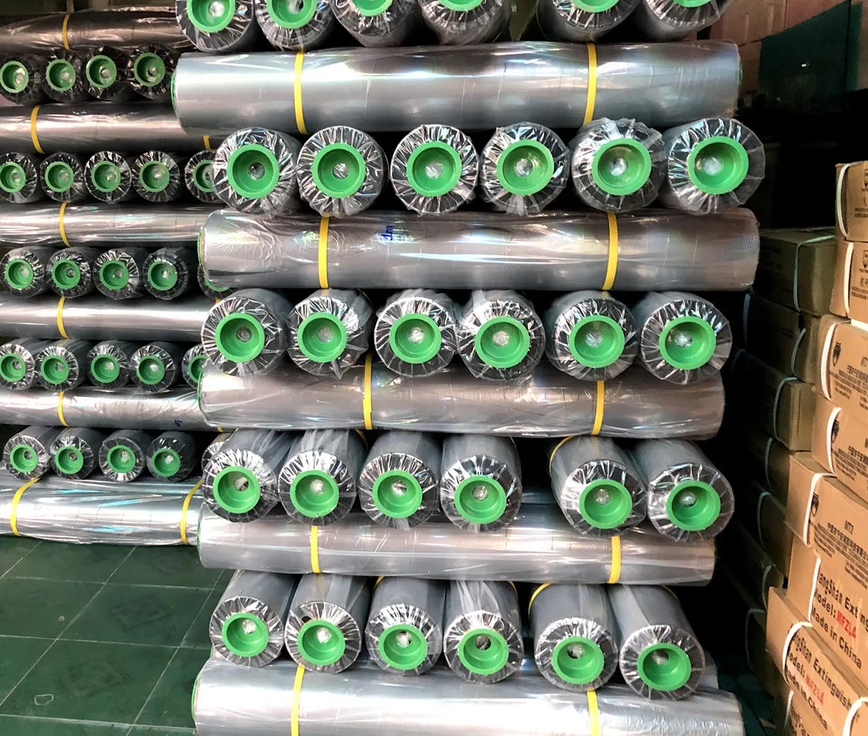 Cuộn màng pe phủ luống dưới đất đục lỗ trồng cây