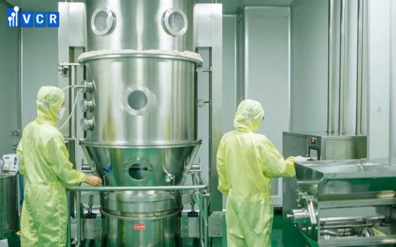 Đưa nguyên liệu vào xưởng