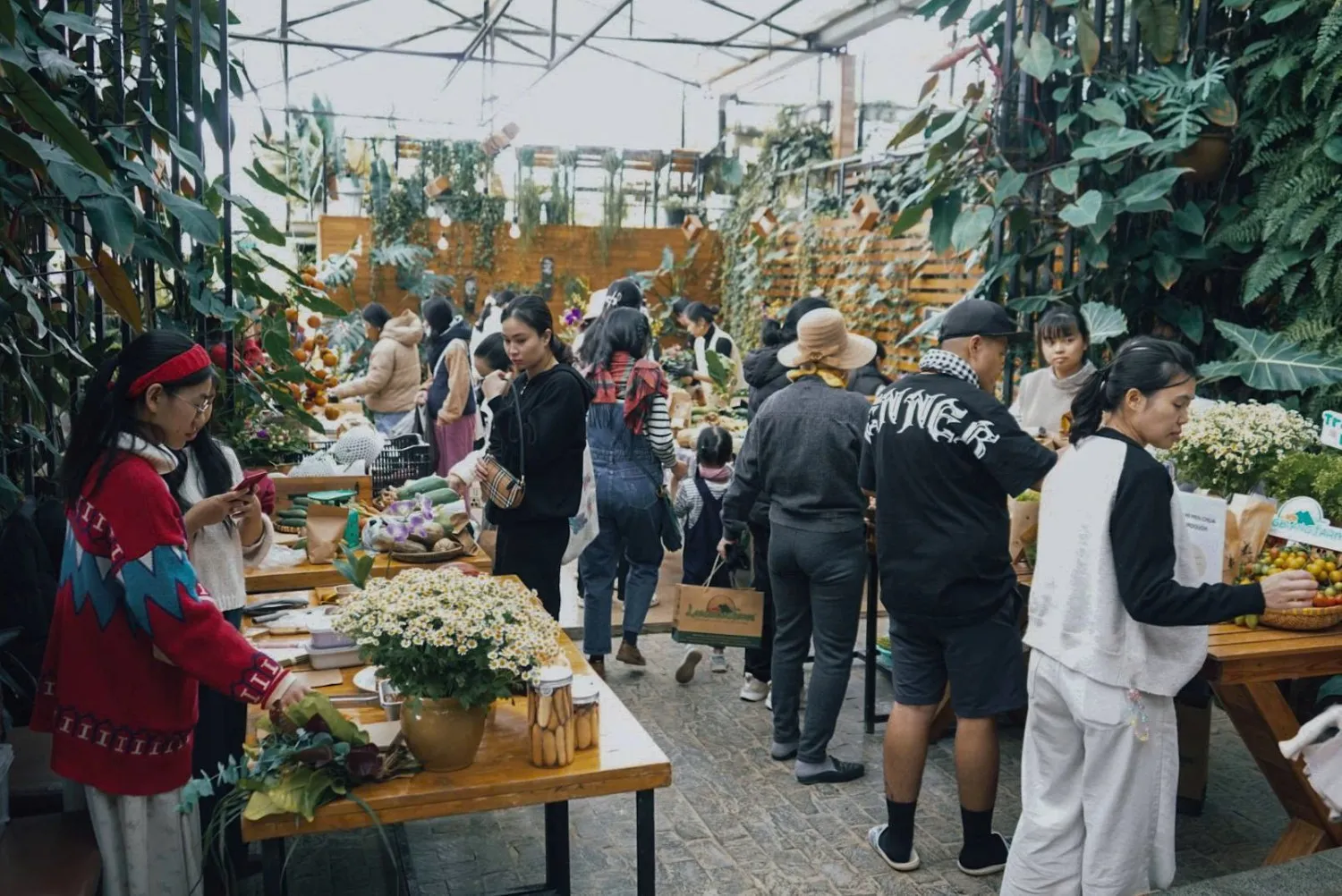 Rau củ hữu cơ tươi ngon từ các trang trại địa phương tại cửa hàng rau sạch Đà Lạt