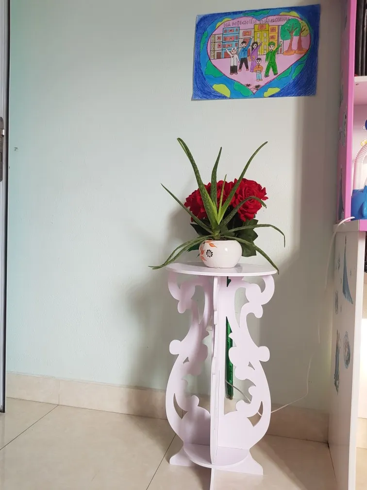 Kệ đỡ chậu cây bằng gỗ nhựa, dễ lắp ráp và di chuyển