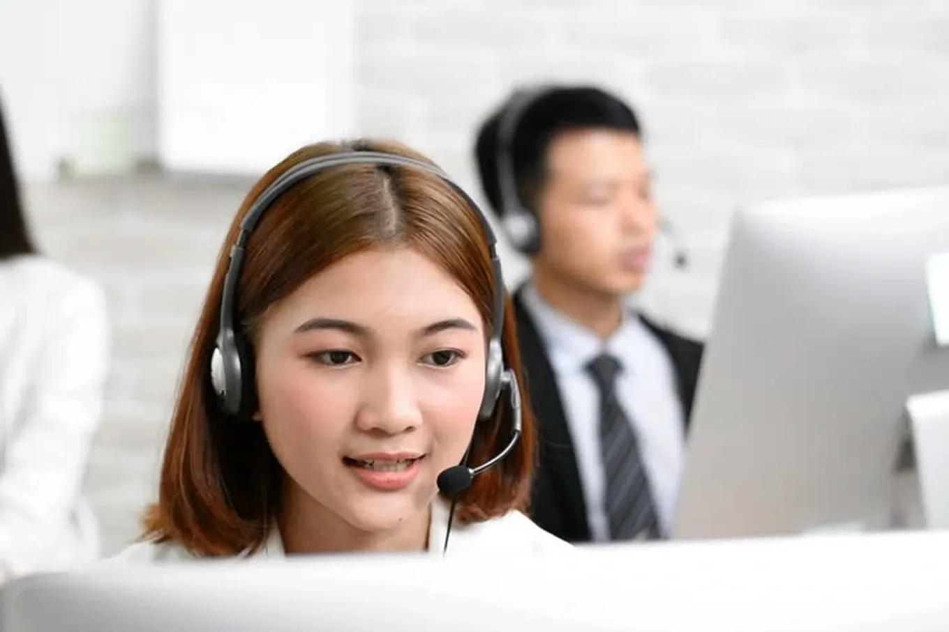 Nhân viên chăm sóc khách hàng đối mặt với áp lực cao trong công việc hàng ngày