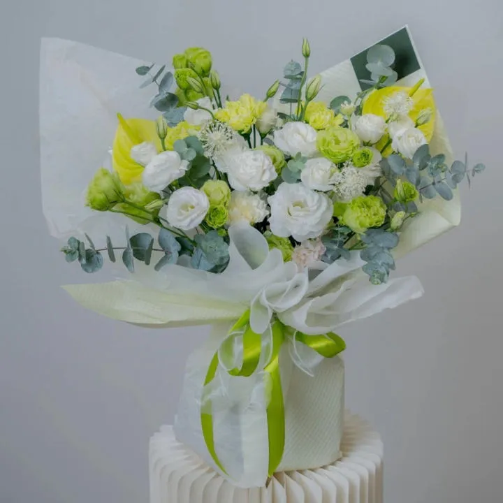 Món quà ý nghĩa bó hoa hồng xanh lá cây giúp không gian thêm tươi trẻ.