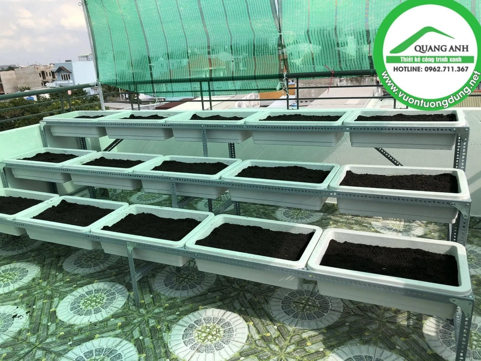 Kệ sắt V lỗ 3 tầng lắp đặt hoàn thiện