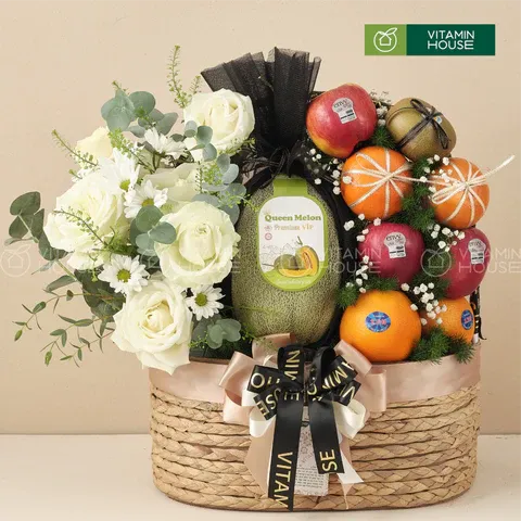 giỏ lục bình kết hợp hoa tươi, trái cây dưa lưới, táo, quýt, kiwi nhập khẩu nơ đen