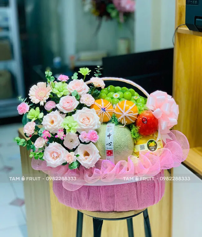 Giỏ trái cây tươi ngon chúc mừng ngày phụ nữ Việt Nam