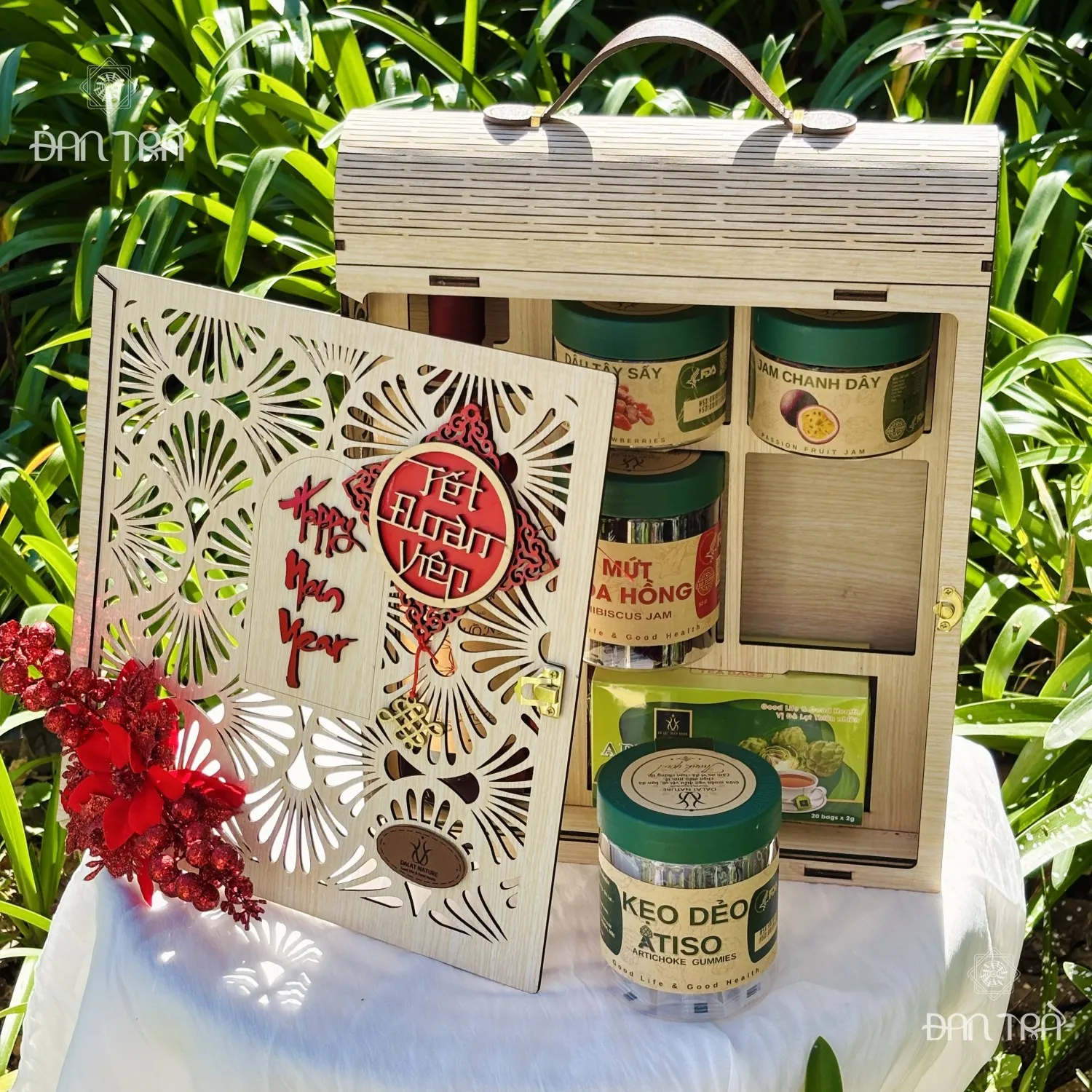 Giỏ tre đựng quà tinh tế chứa đựng nông sản sạch từ Đà Lạt