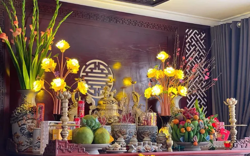 Góc bàn thờ thiêng liêng với trái cây và hoa