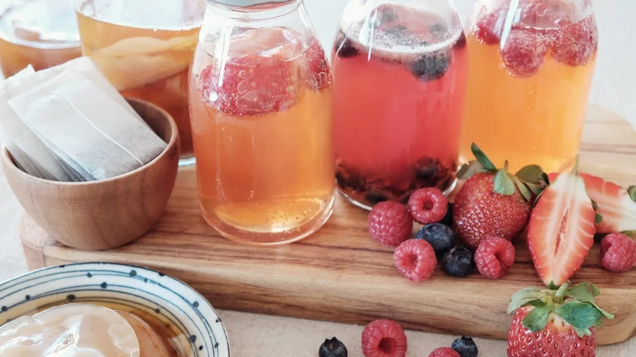 Chuẩn bị nước trà đường để nuôi Scoby trong giai đoạn F1 của quy trình làm Kombucha