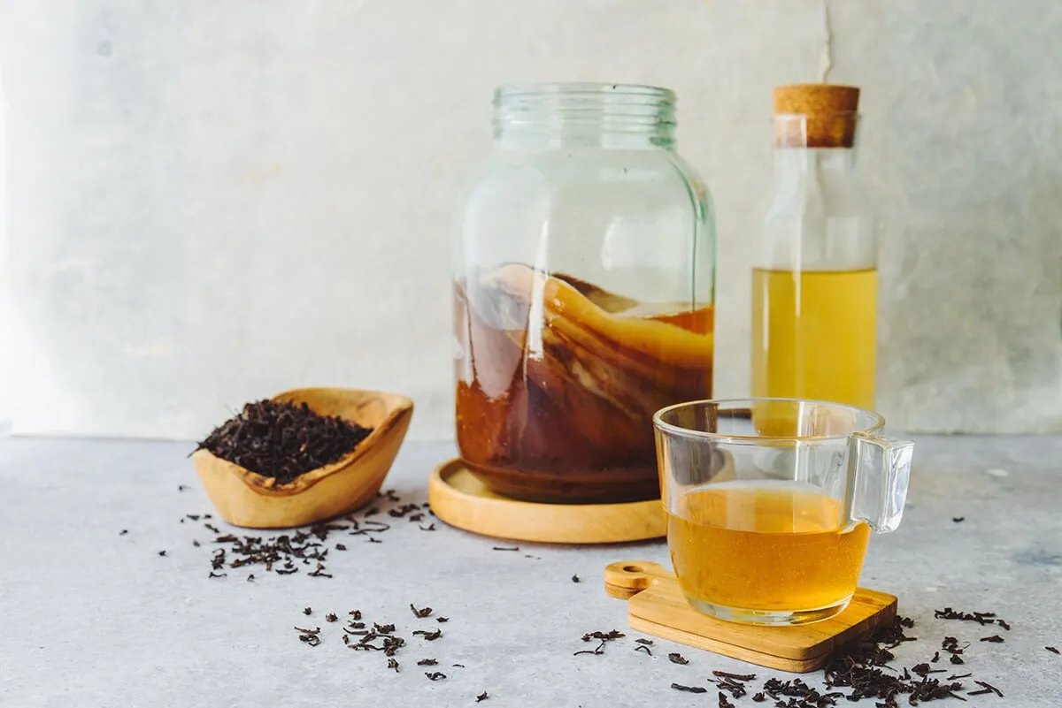 Bảo quản Kombucha trong tủ lạnh giúp giữ vị chua ngọt ổn định và ngăn chặn quá trình lên men quá mức