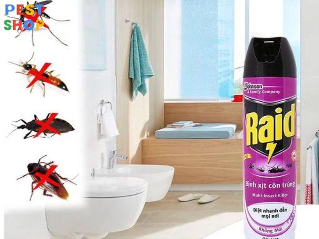 Hình bình xịt côn trùng Raid không mùi 600ml đặt trong phòng tắm