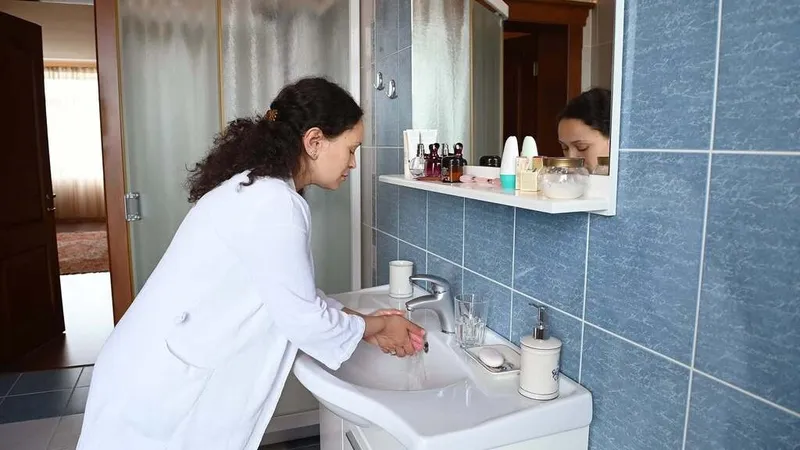 Mẹ bầu cần rửa sạch mặt trước khi sử dụng các sản phẩm chăm sóc da