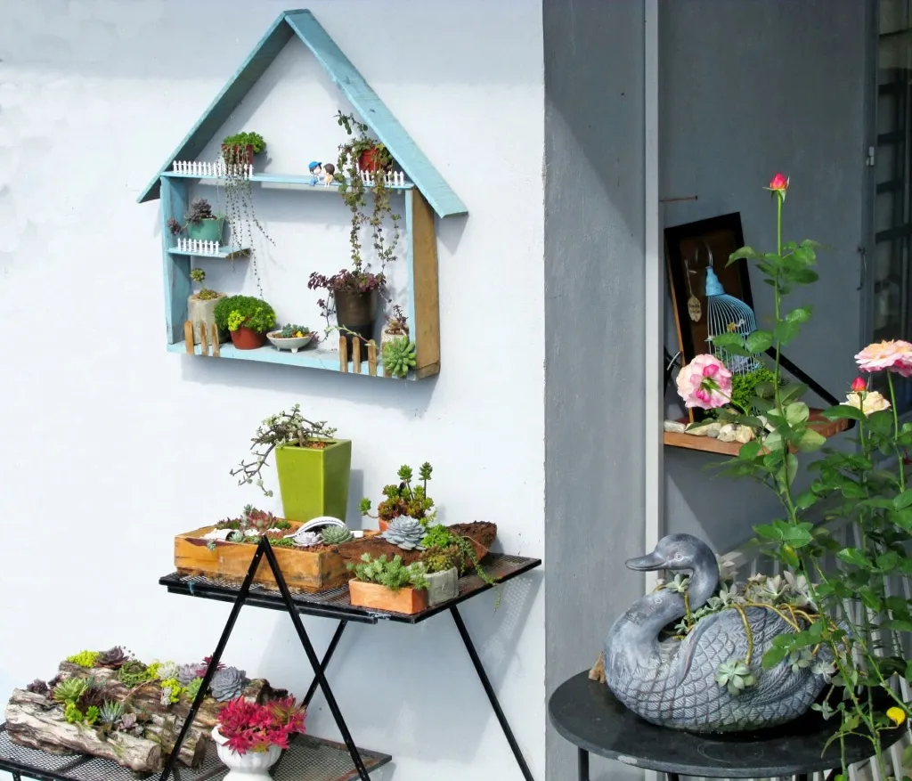 Kệ gỗ sen đá tạo điểm nhấn Rustic cho ban công