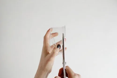 Cắt cốc nhựa tạo khuôn lõi cho chậu cây mini