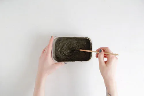 Trộn xi măng theo công thức ghi ở bao bì