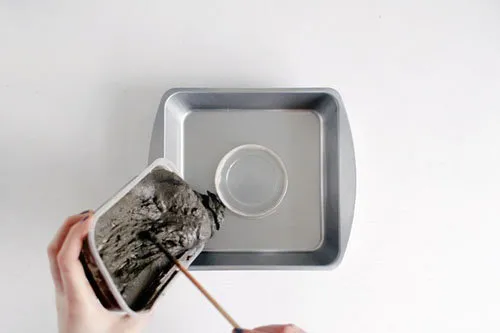 Đổ xi măng vào khay và lắc nhẹ