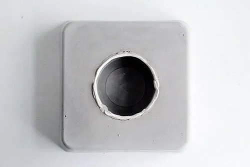 Gỡ khuôn sau khi xi măng đã khô hoàn toàn