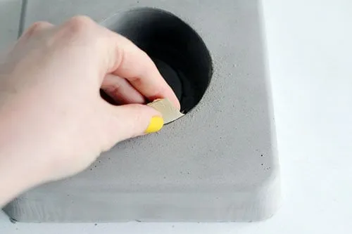 Mài nhẵn bề mặt chậu cây mini bằng giấy nhám