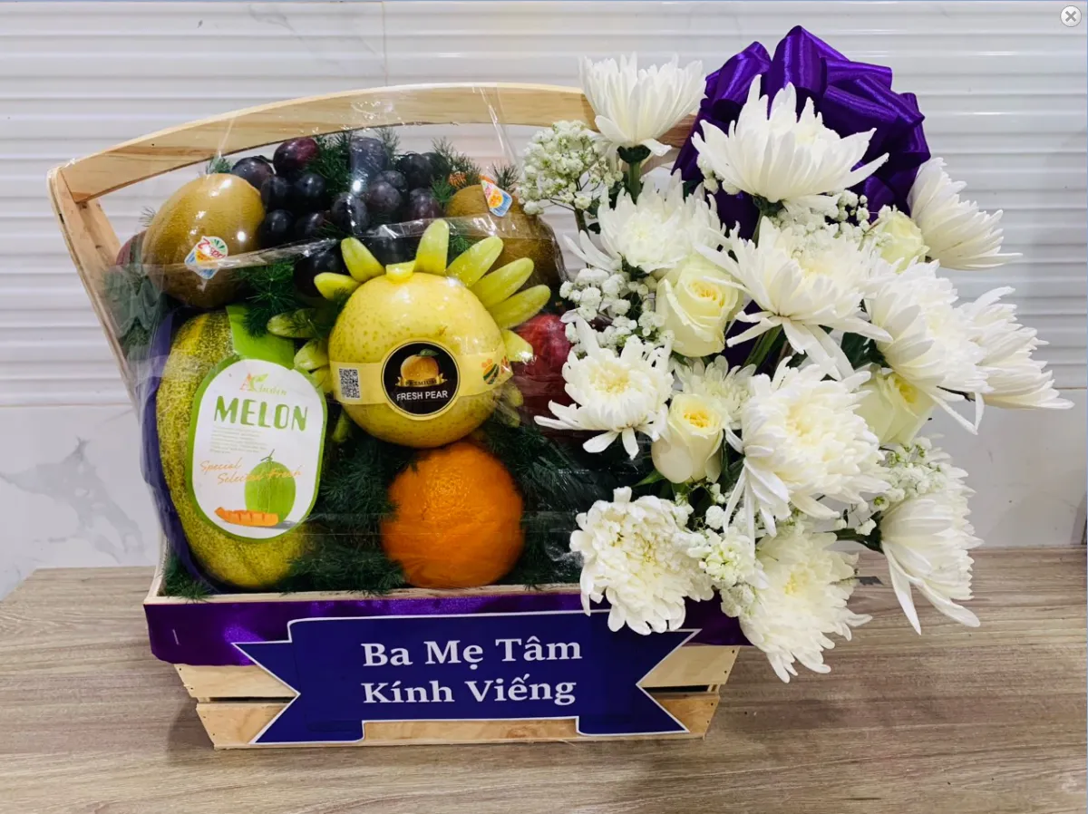 Giỏ trái cây tang lễ được sắp xếp trang trọng với các loại quả tươi ngon