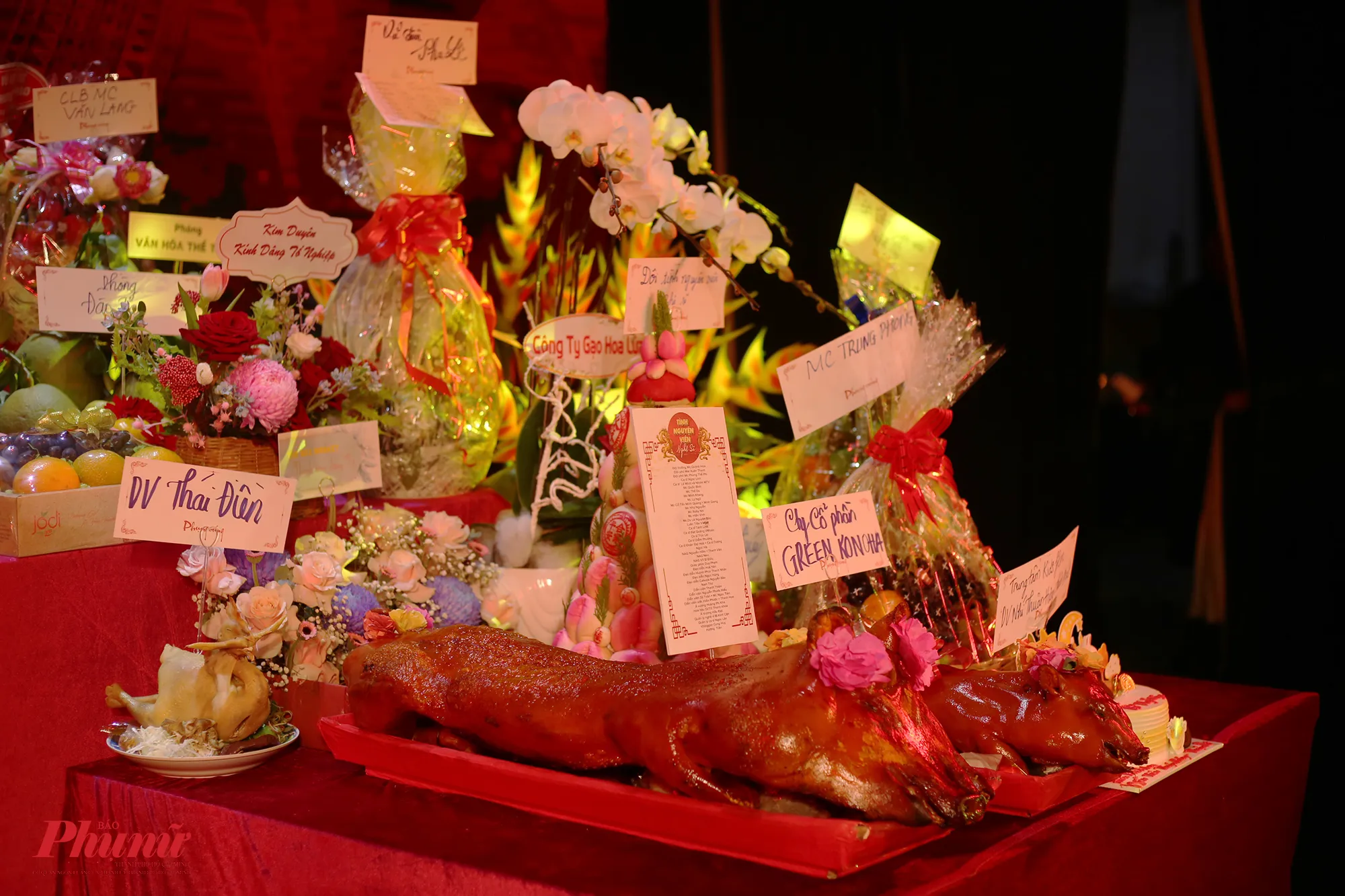 Mâm lễ vật với heo quay và trái cây được chuẩn bị chu đáo