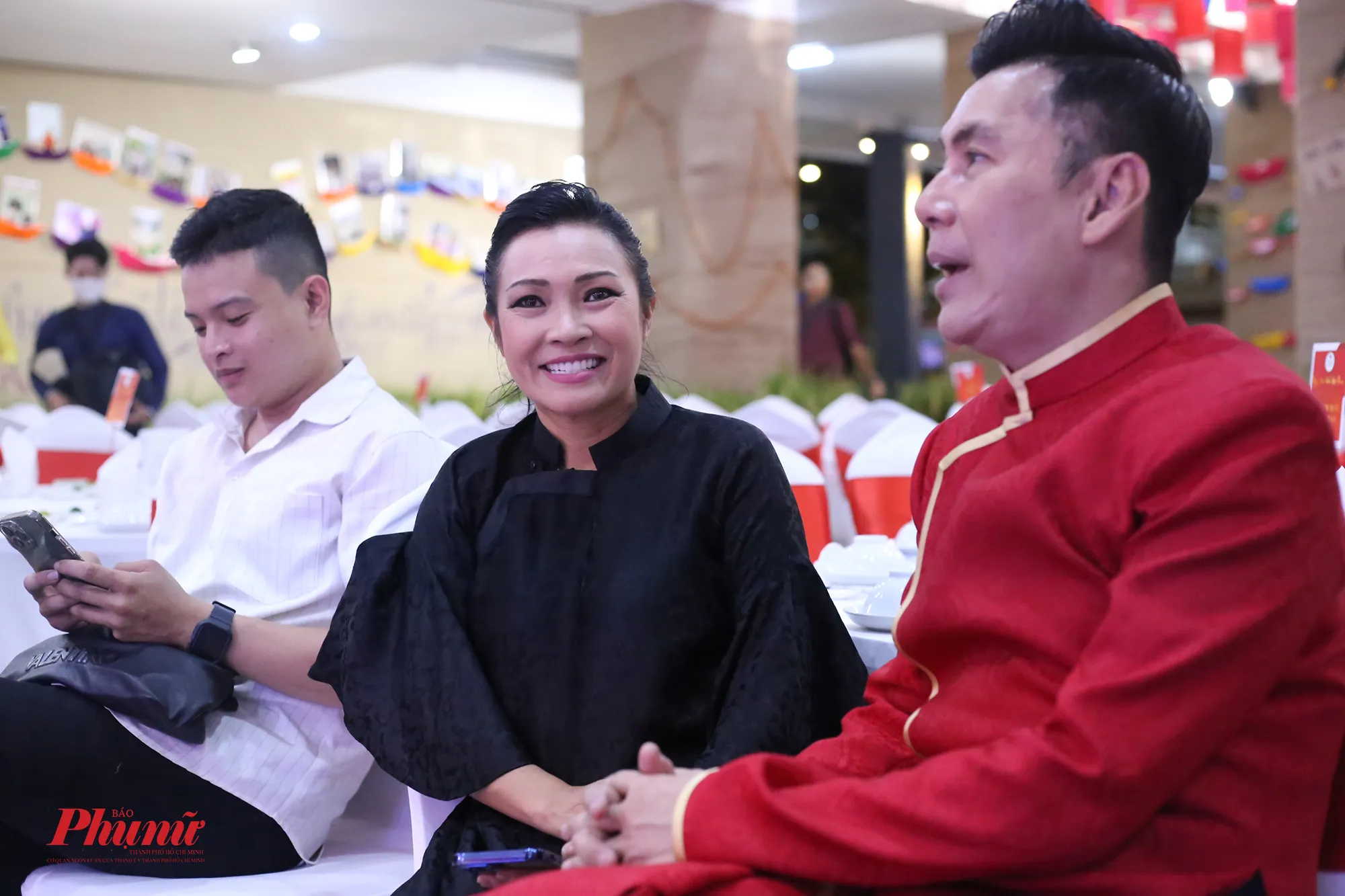 Ca sĩ Phương Thanh và Đoan Trường trò chuyện vui vẻ tại buổi lễ
